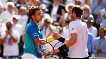 Wawrinka le da la mano a Murray tras vencerle en Roland Gsarros