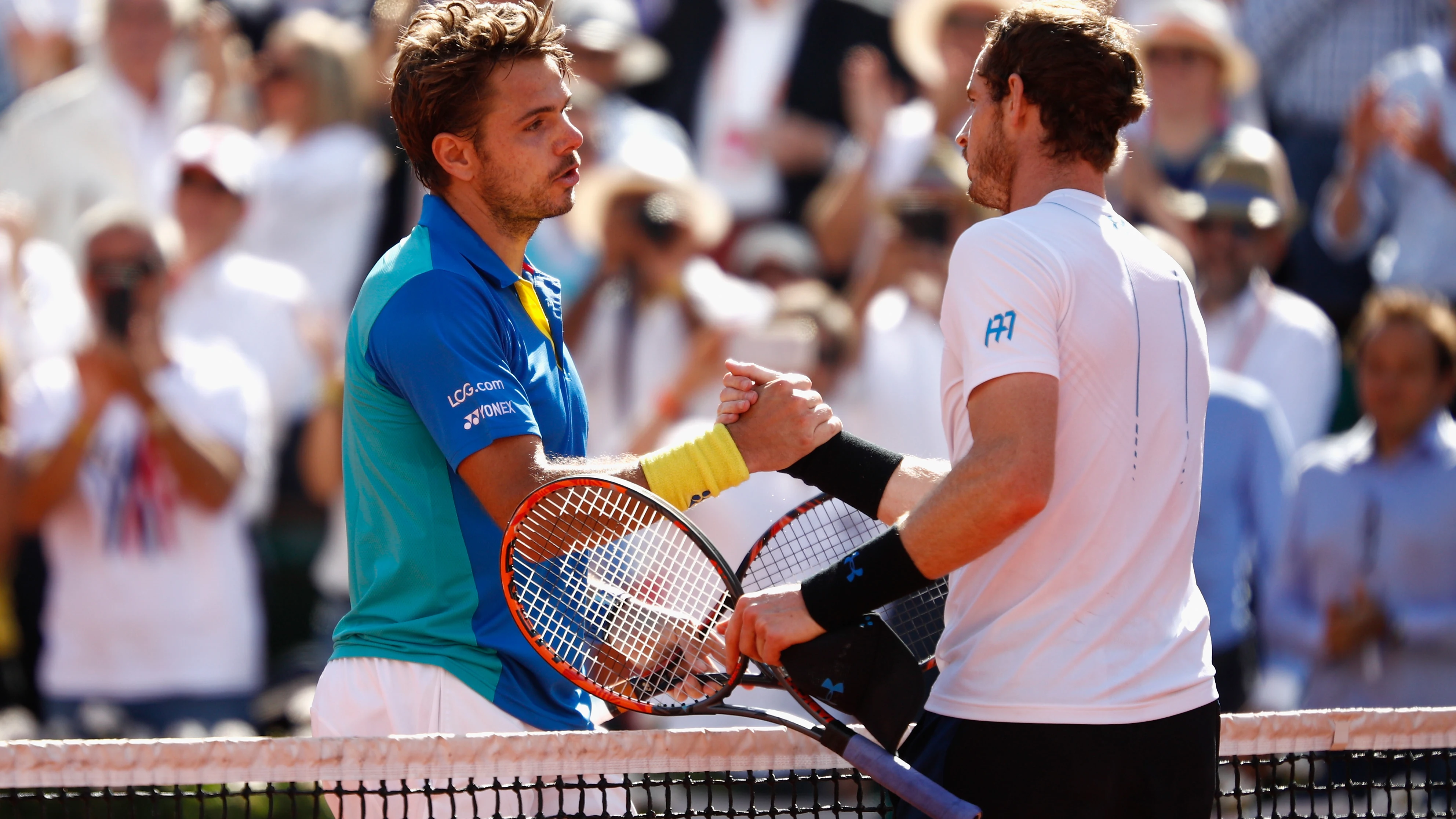 Wawrinka le da la mano a Murray tras vencerle en Roland Gsarros