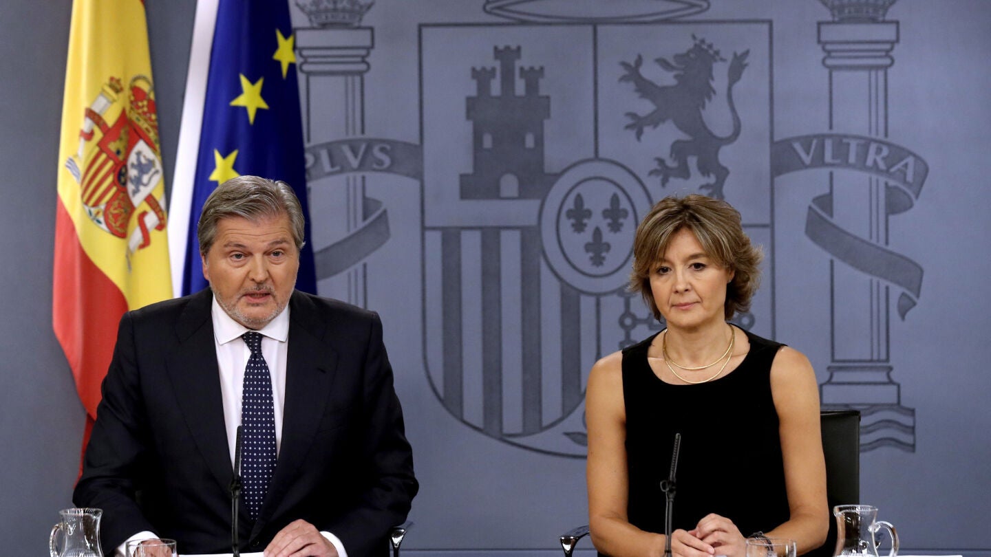 El portavoz del Gobierno y ministro de Educaci&oacute;n y Cultura, &Iacute;&ntilde;igo M&eacute;ndez de Vigo, y la ministra de Agricultura, Isabel Garc&iacute;a Tejerina