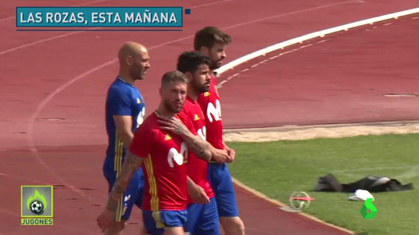 Frame 4.239617 de: Piqu&eacute;, arropado por Sergio Ramos en el entrenamiento de la selecci&oacute;n espa&ntilde;ola