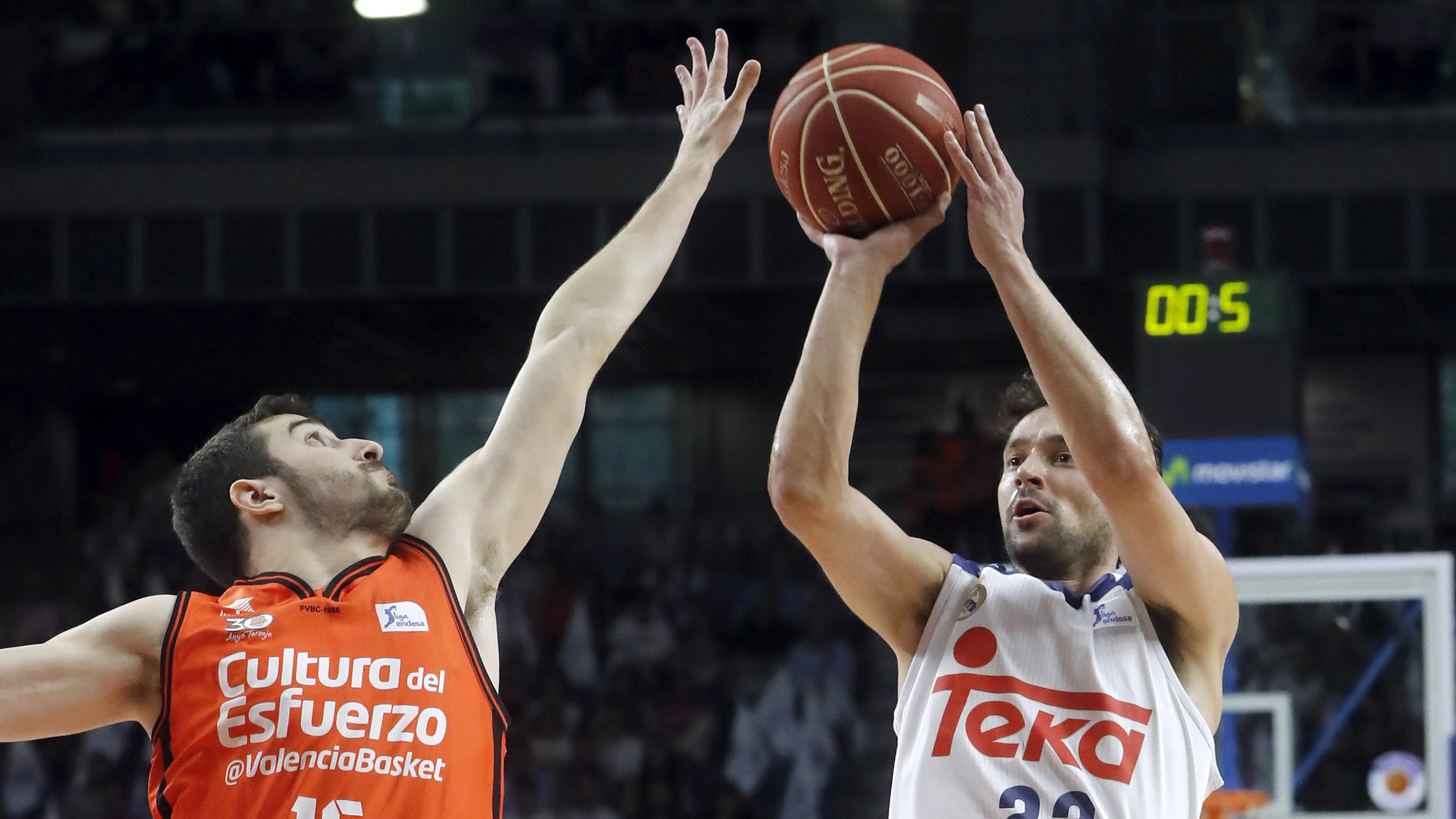 Llull lanza a canasta en el partido ante Valencia Basket