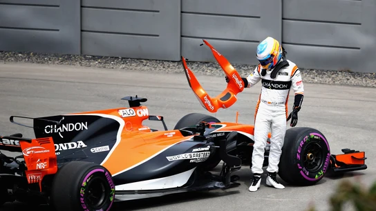 Fernando Alonso se baja de su coche tras la avería Fernando Alonso se baja de su coche tras la avería