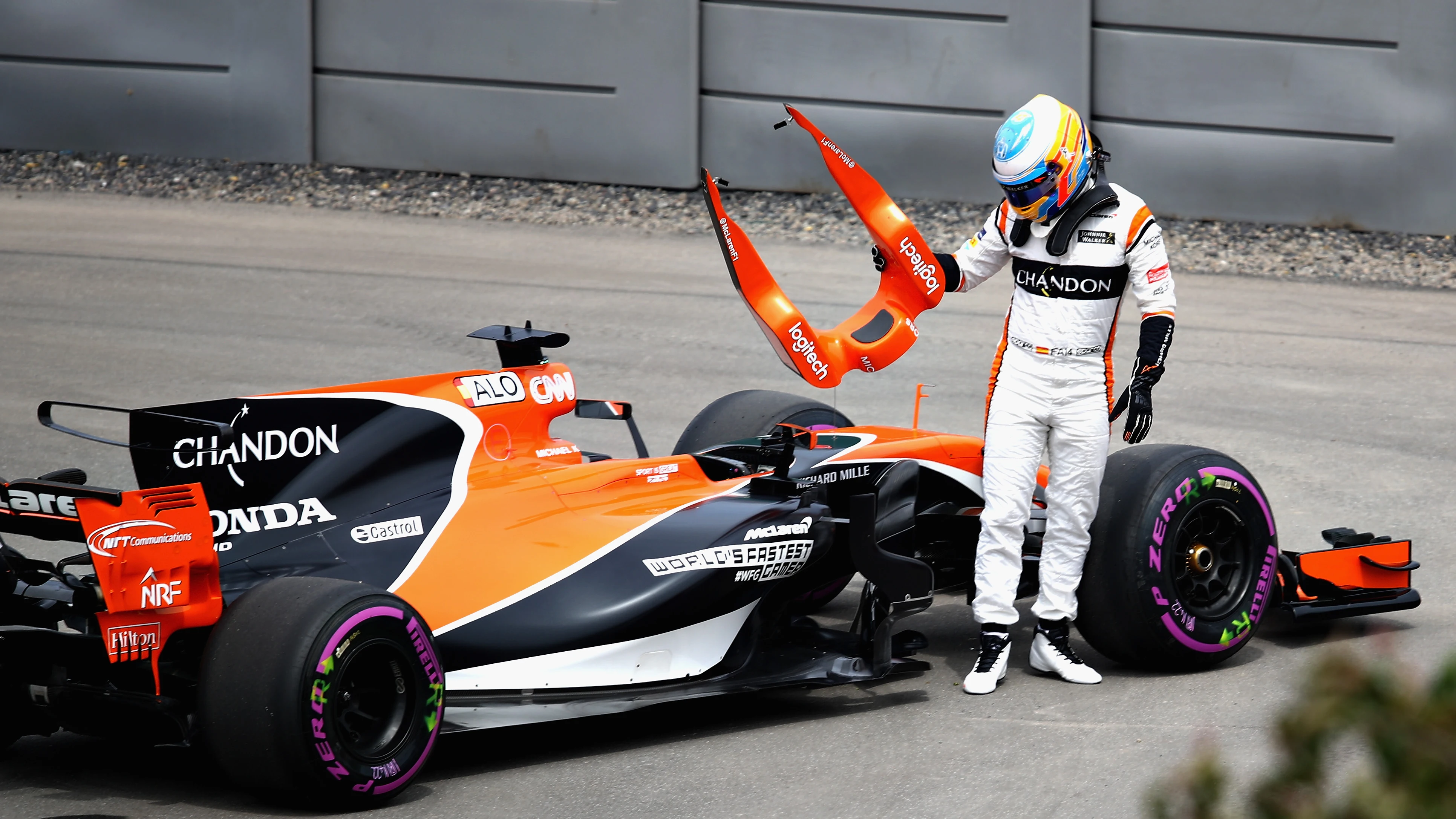 Fernando Alonso se baja de su coche tras la avería