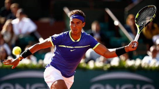 Rafa Nadal intenta llegar a una bola en Roland Garros Rafa Nadal intenta llegar a una bola en Roland Garros