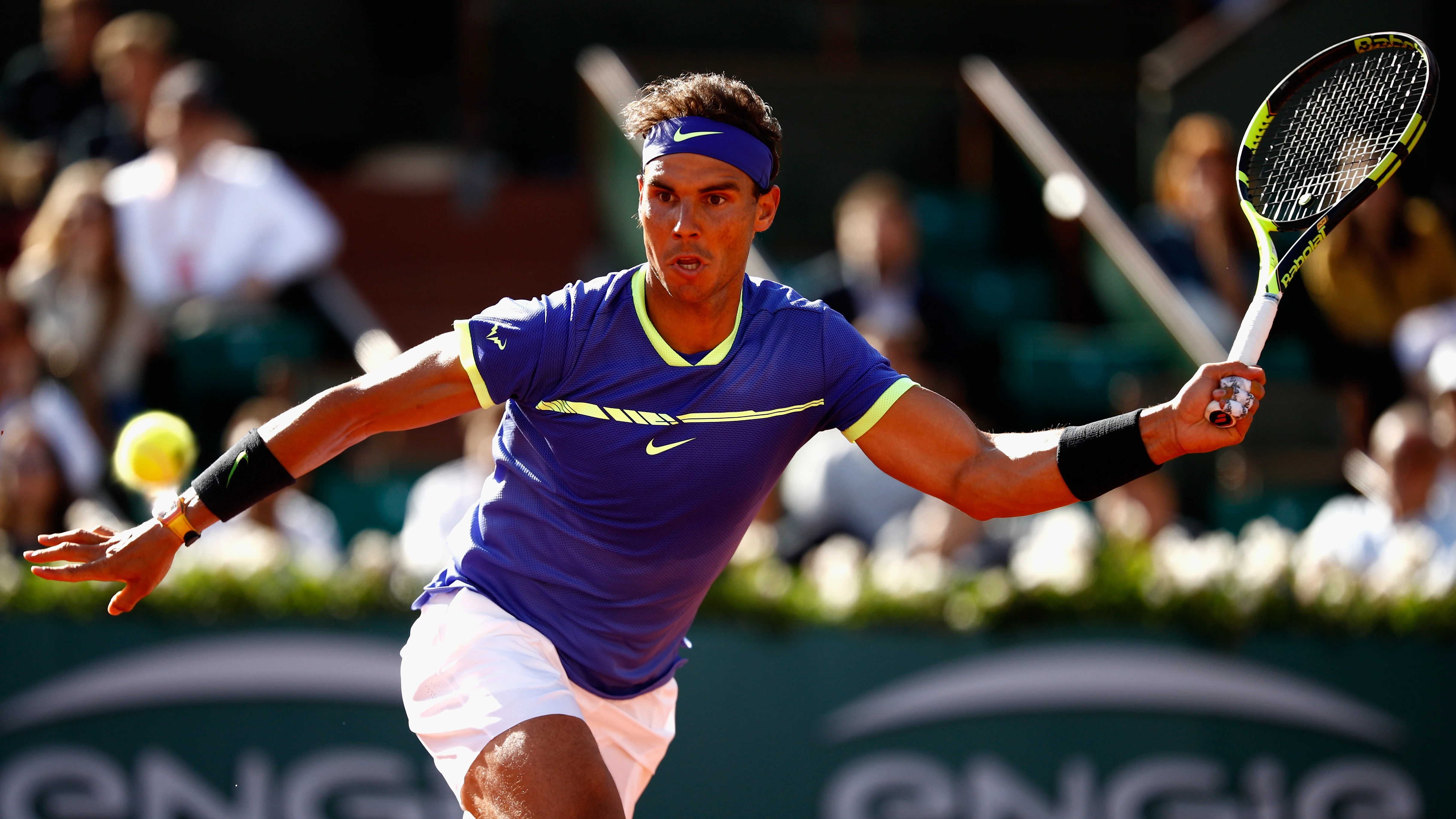 Rafa Nadal intenta llegar a una bola en Roland Garros