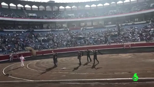 Frame 1.625138 de: Protesta antitaurina en la plaza de toros de Bilbao