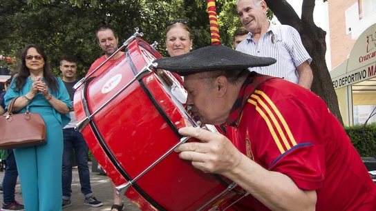 Manolo el del Bombo besa su bombo recuperado junto a su bar en Valencia Manolo el del Bombo besa su bombo recuperado junto a su bar en Valencia