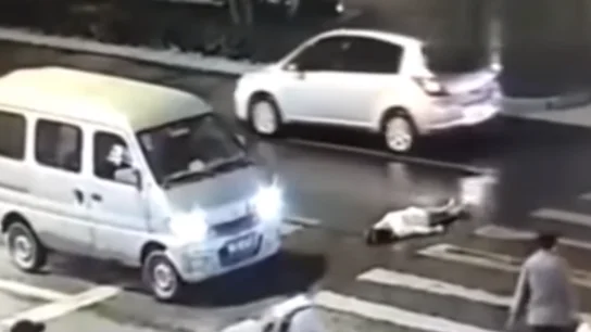 Atropellan dos veces a una mujer en China Atropellan dos veces a una mujer en China