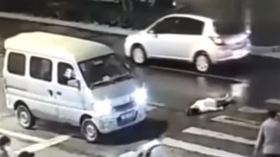 Atropellan dos veces a una mujer en China Atropellan dos veces a una mujer en China