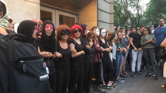 Manifestantes intentan impedir una actuación de Jorge Cremades Manifestantes intentan impedir una actuación de Jorge Cremades