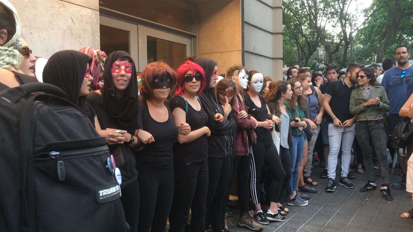 Manifestantes intentan impedir una actuación de Jorge Cremades Manifestantes intentan impedir una actuación de Jorge Cremades