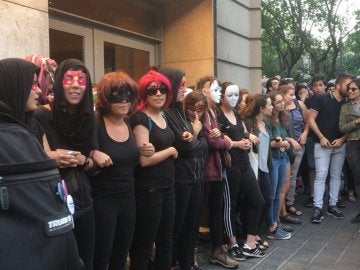 Manifestantes intentan impedir una actuación de Jorge Cremades Manifestantes intentan impedir una actuación de Jorge Cremades