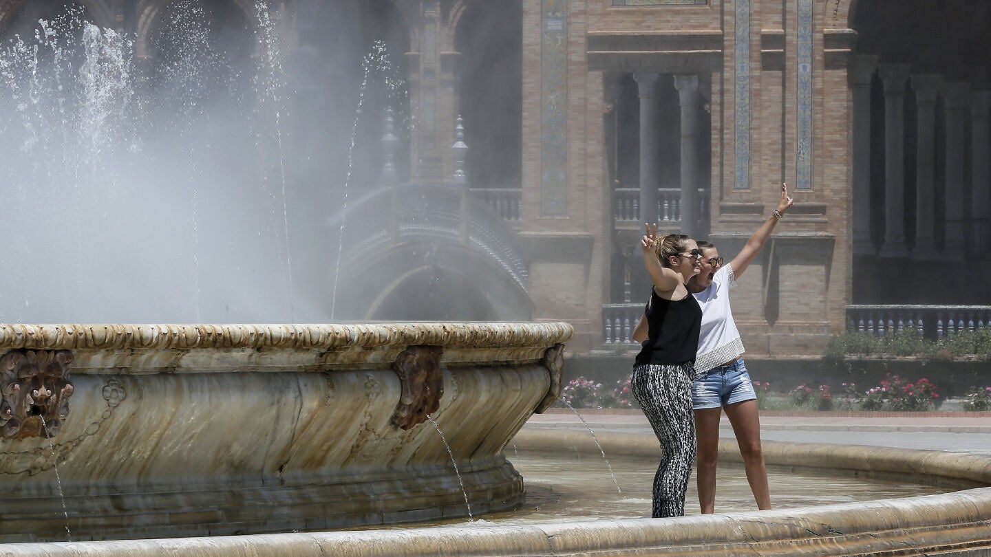 Turistas en la plaza de Espa&ntilde;a de Sevilla