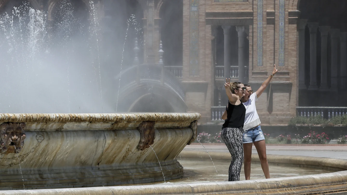 Turistas en la plaza de España de Sevilla Turistas en la plaza de España de Sevilla