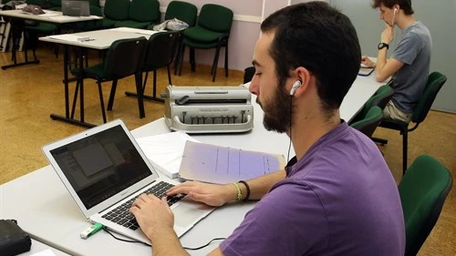 Jóvenes ciegos realizando su examen de selectividad