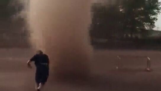 Frame 55.604209 de: Un hombre atraviesa un tornado que apareci&oacute; en el entrenamiento de f&uacute;tbol de un grupo de j&oacute;venes 