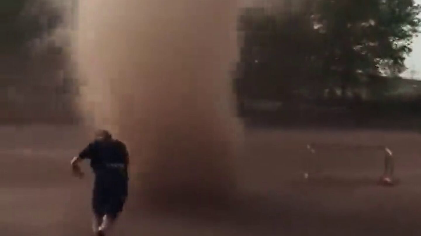 Frame 55.604209 de: Un hombre atraviesa un tornado que apareci&oacute; en el entrenamiento de f&uacute;tbol de un grupo de j&oacute;venes 