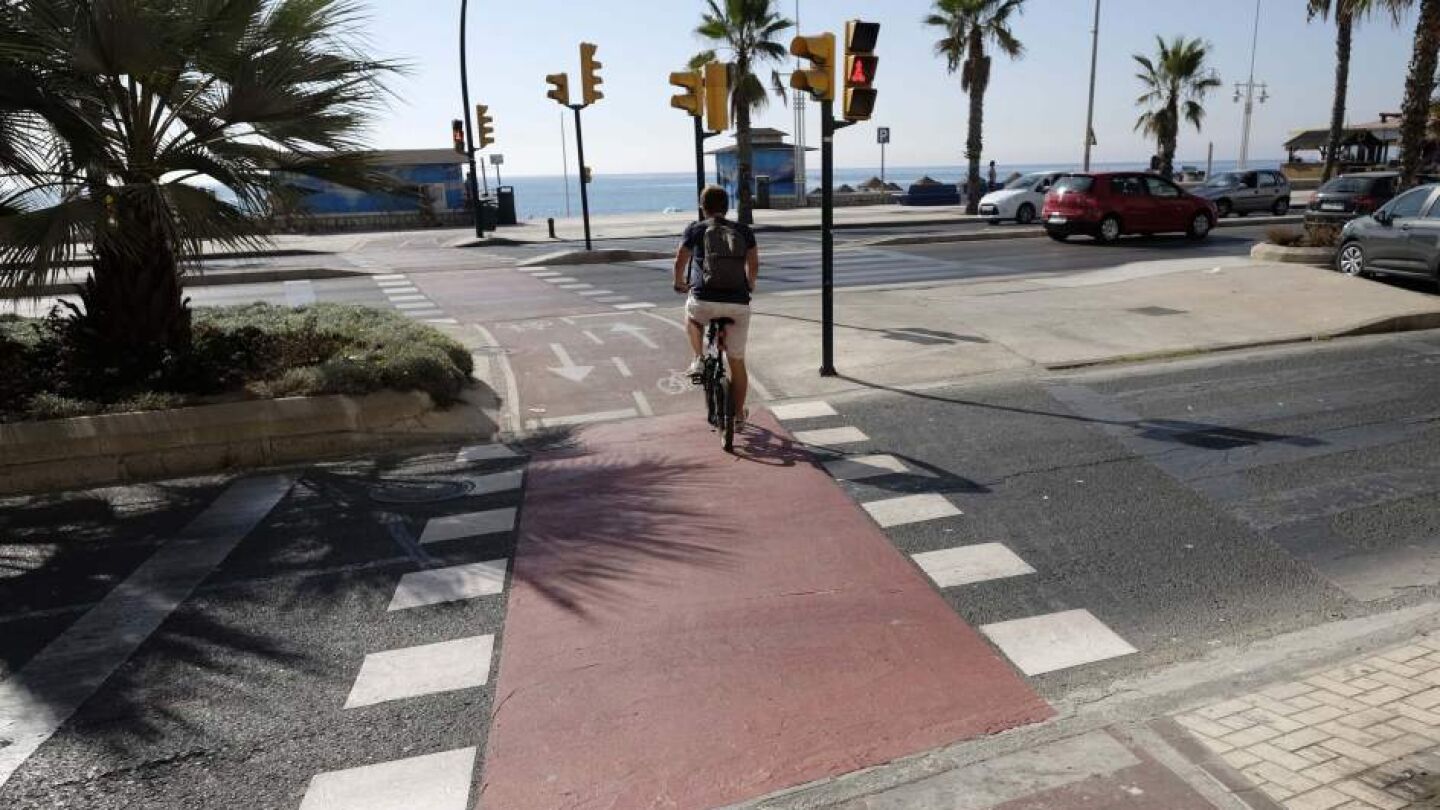 Un ciclista circulando por un carril bici de M&aacute;laga