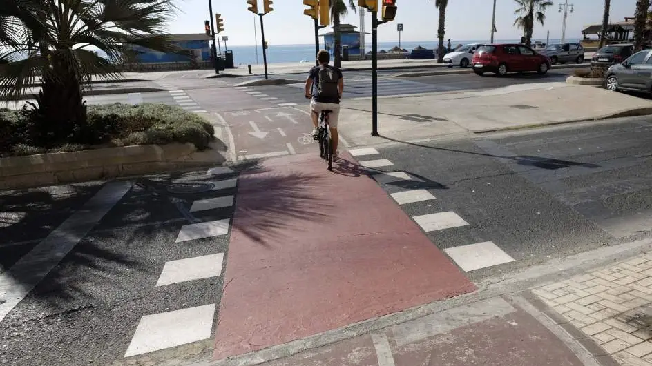 Un ciclista circulando por un carril bici de Málaga