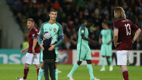 Cristiano abraza a un ni&ntilde;o de Letonia