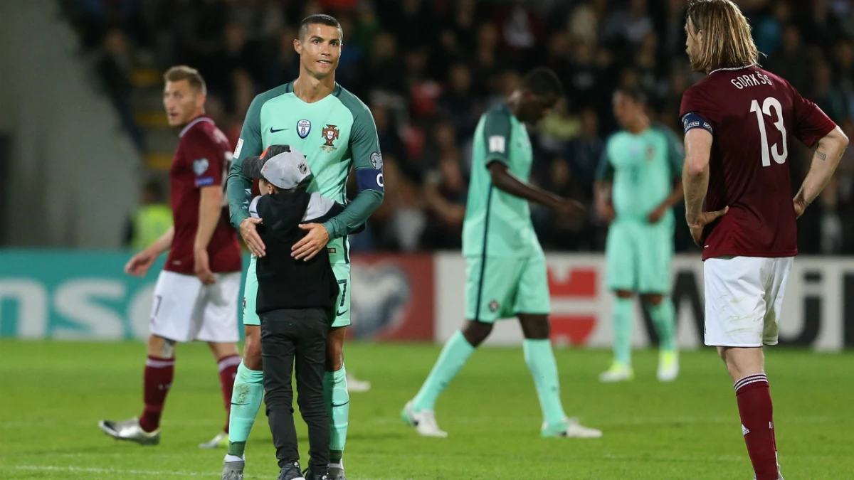Cristiano abraza a un niño de Letonia Cristiano abraza a un niño de Letonia