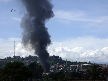 Una cortina de humo se eleva después de un bombardeo durante los combates Una cortina de humo se eleva después de un bombardeo durante los combates