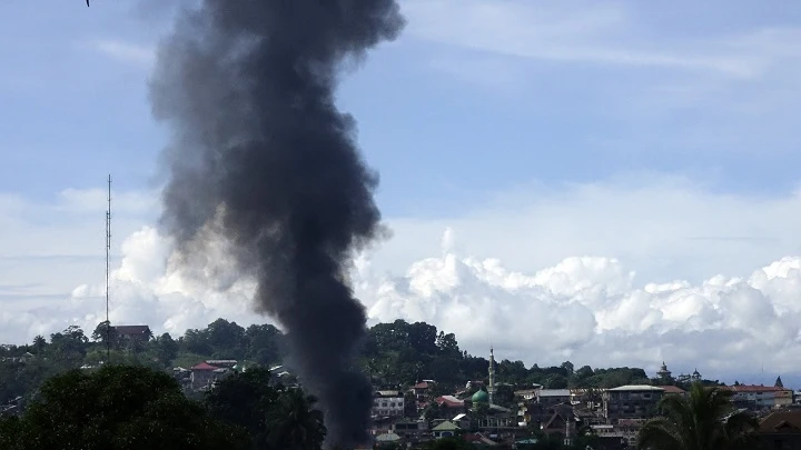 Una cortina de humo se eleva después de un bombardeo durante los combates