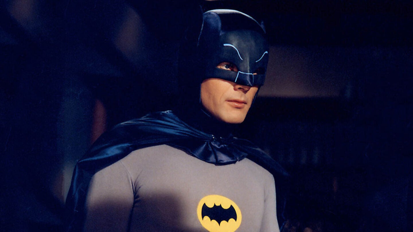 Adam West interpreta a Batman en la serie de televisi&oacute;n