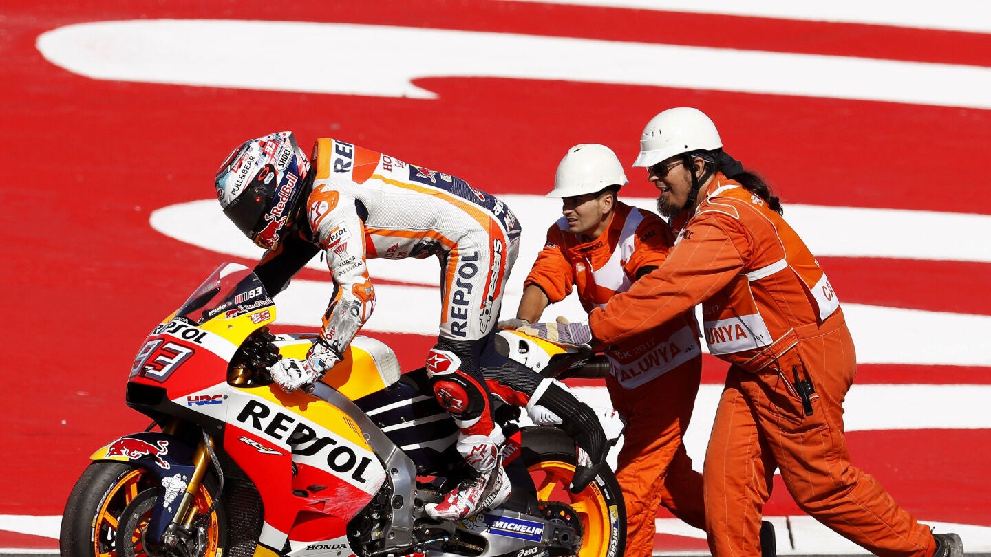 M&aacute;rquez, ayudado por los comisarios