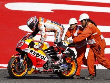 M&aacute;rquez, ayudado por los comisarios