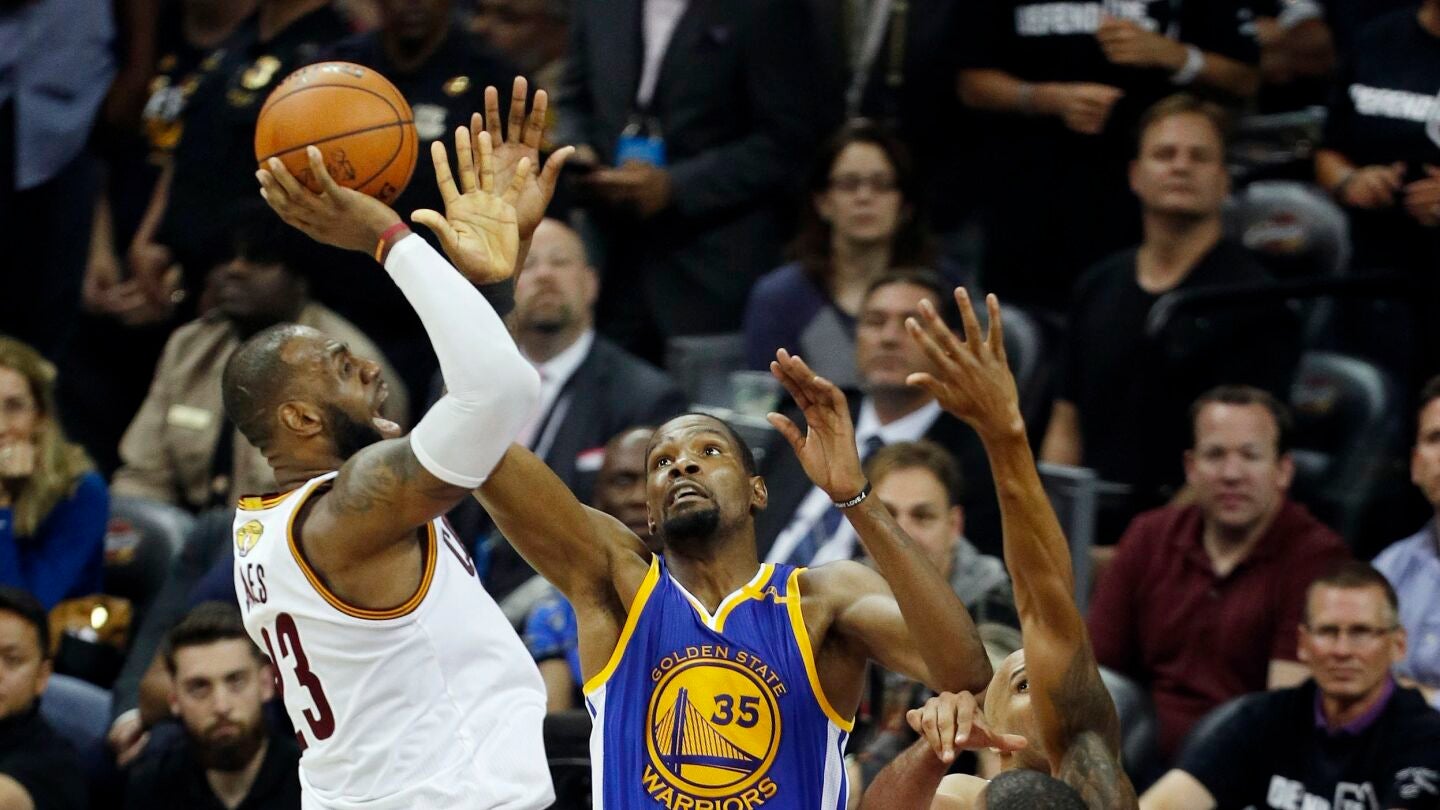 LeBron tira a canasta ante Kevin Durant
