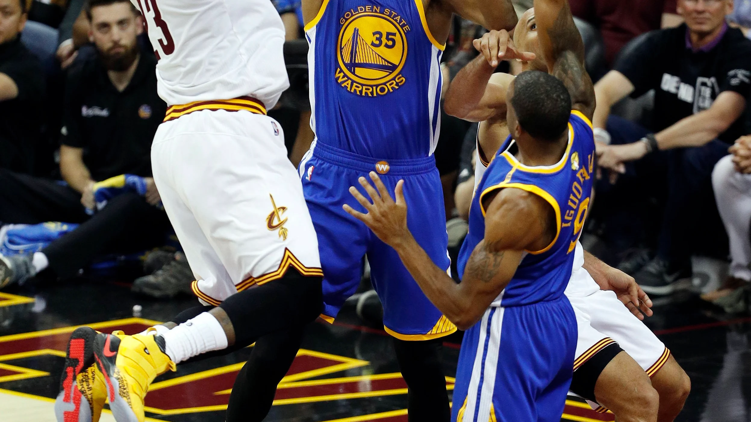 LeBron tira a canasta ante Kevin Durant