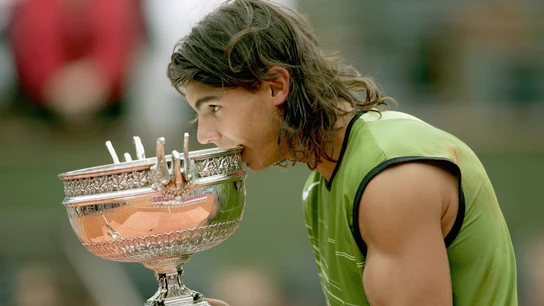 Rafa Nadal muerde el trofeo de Roland Garros Rafa Nadal muerde el trofeo de Roland Garros