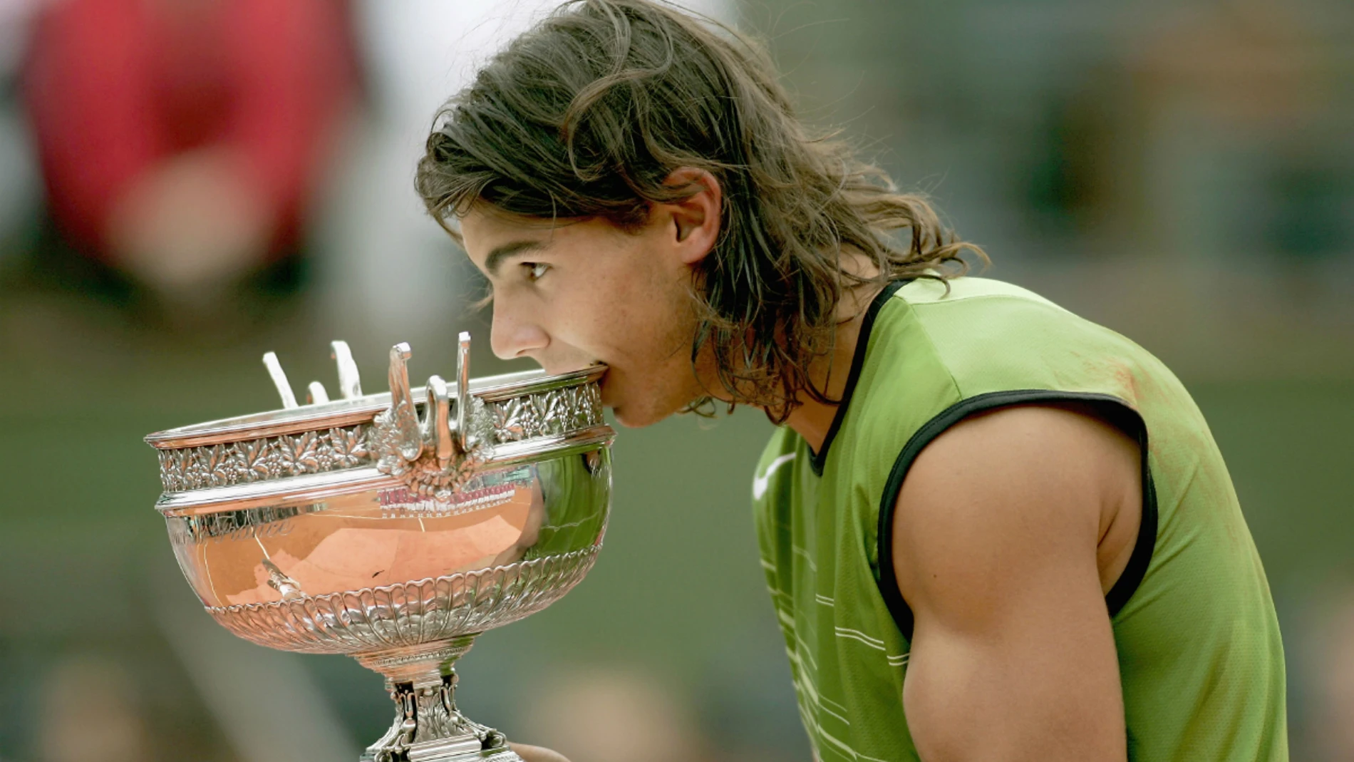 Rafa Nadal muerde el trofeo de Roland Garros
