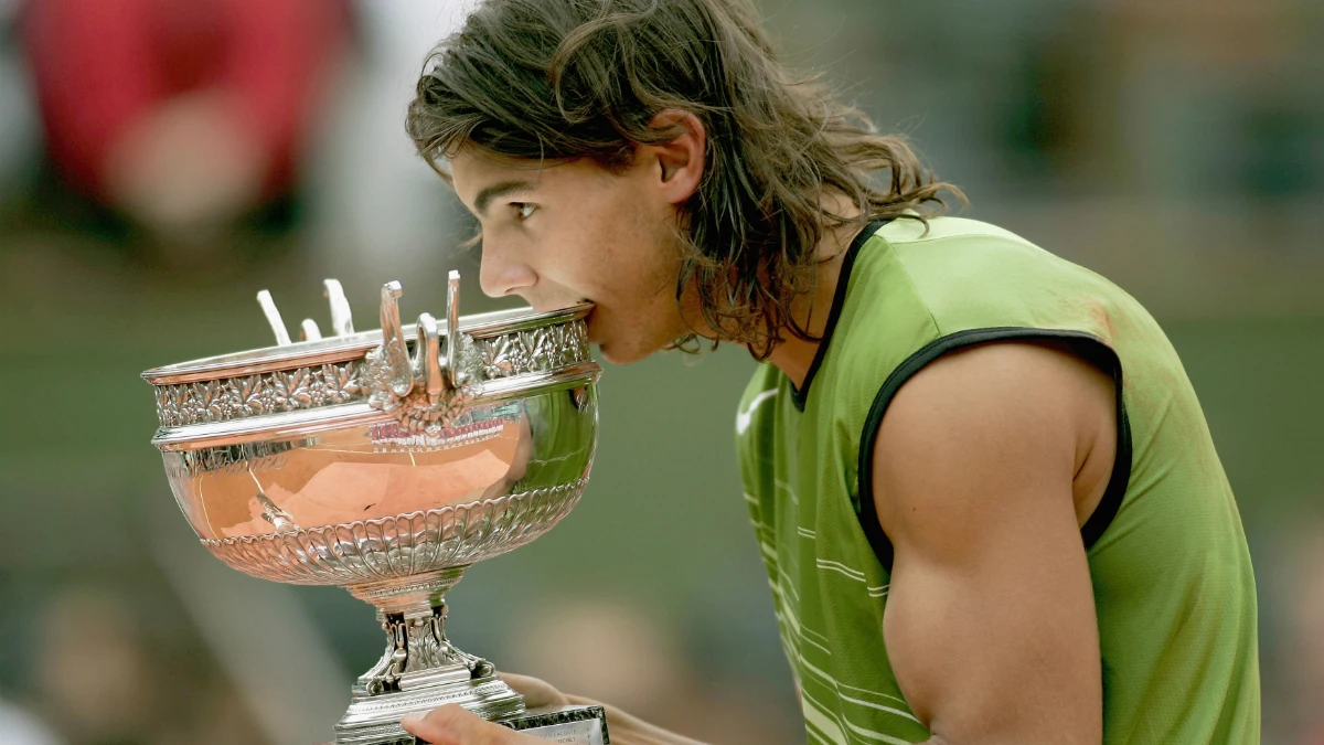 Rafa Nadal muerde el trofeo de Roland Garros