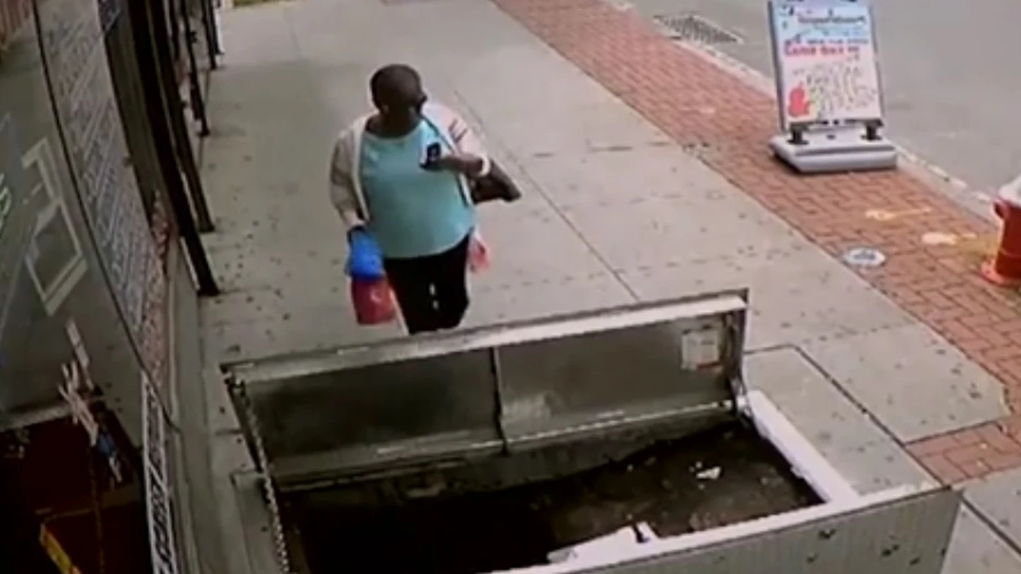 La mujer caminando distraída con su móvil La mujer caminando distraída con su móvil