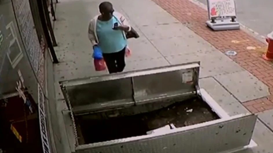 La mujer caminando distraída con su móvil La mujer caminando distraída con su móvil