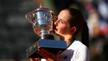 Ostapenko, con el trofeo de Roland Garros