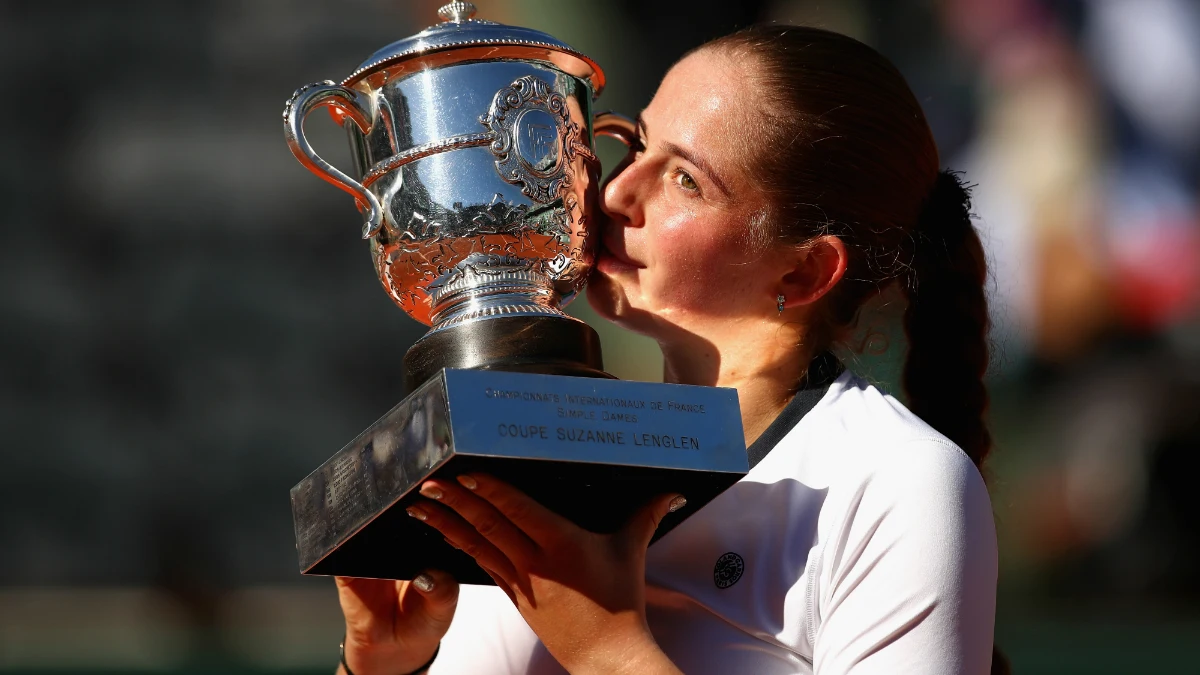 Ostapenko, con el trofeo de Roland Garros Ostapenko, con el trofeo de Roland Garros