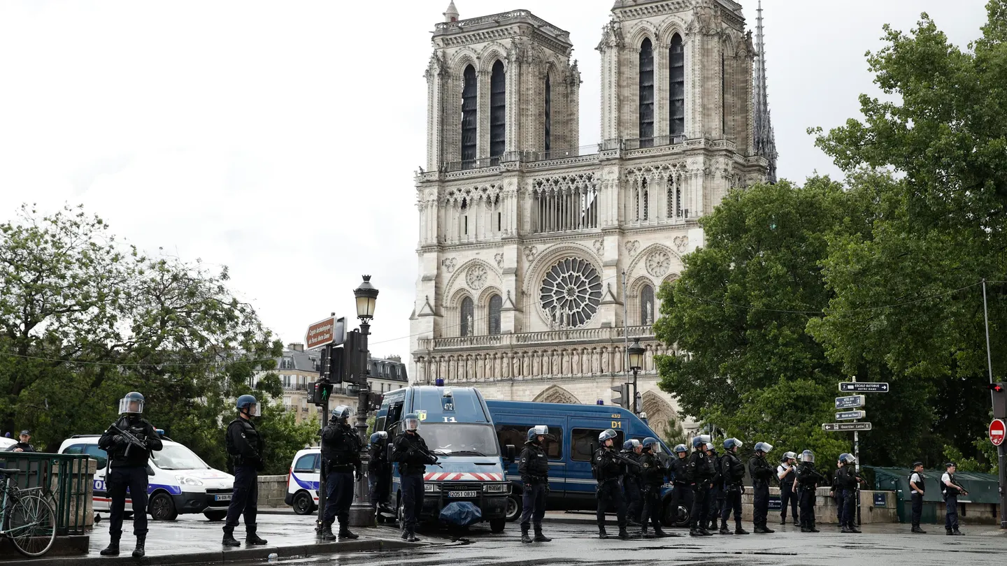 Miembros de la policía acordan las inmediaciones de la catedral de Notre Dame Miembros de la policía acordan las inmediaciones de la catedral de Notre Dame
