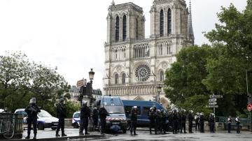 Miembros de la policía acordan las inmediaciones de la catedral de Notre Dame 