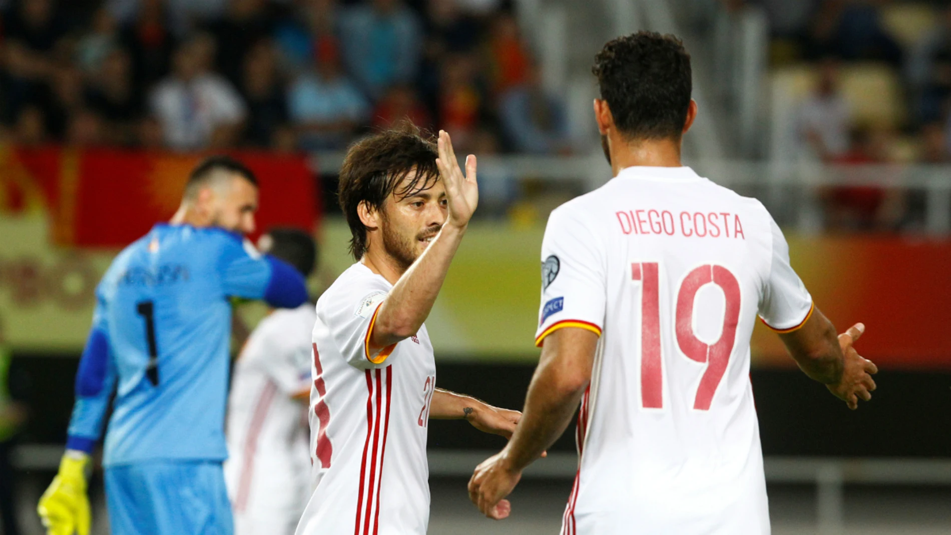 Silva y Diego Costa celebran un gol
