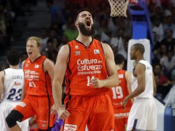 Dubljevic celebra una canasta ante el Real Madrid Dubljevic celebra una canasta ante el Real Madrid