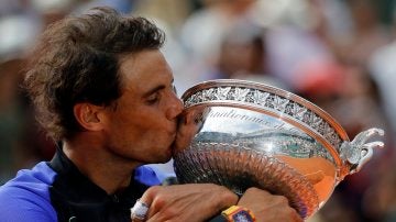 Rafa Nadal besa su décimo Roland Garros