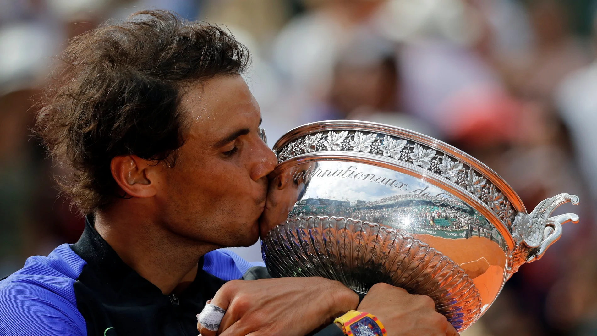 Rafa Nadal besa su décimo Roland Garros