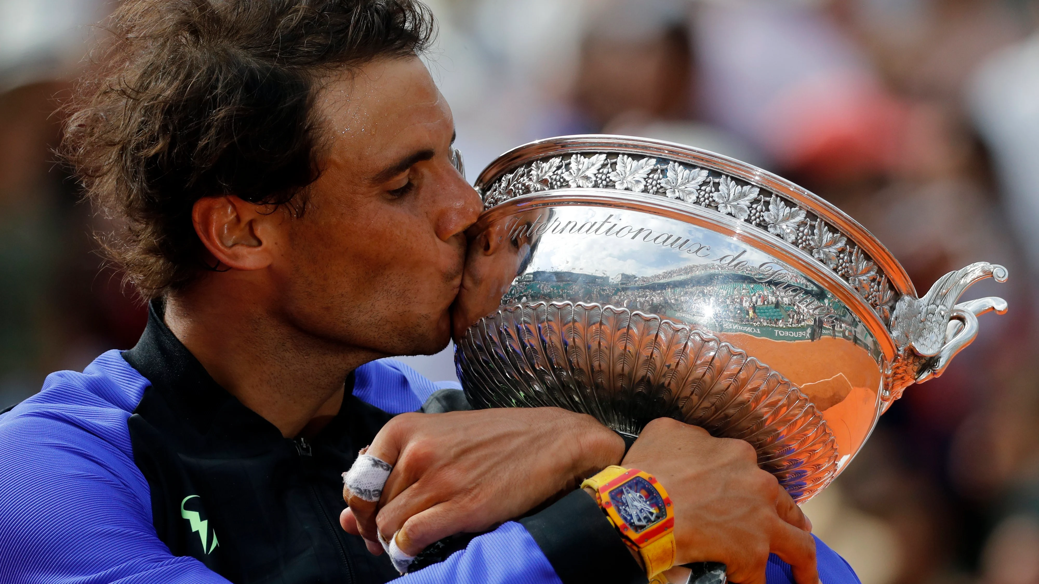 Rafa Nadal besa su décimo Roland Garros