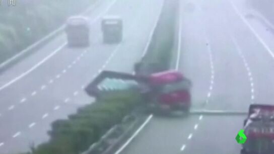 El cami&oacute;n antes de chocar contra los veh&iacute;culos