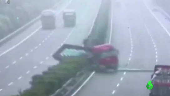 El camión antes de chocar contra los vehículos El camión antes de chocar contra los vehículos