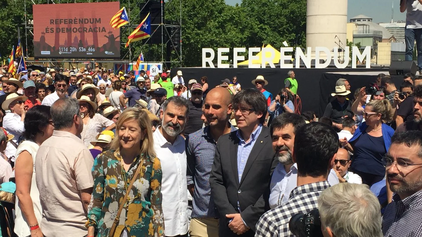 Josep Guardiola y Carles Puigdemont en el acto de apoyo al referéndum Josep Guardiola y Carles Puigdemont en el acto de apoyo al referéndum