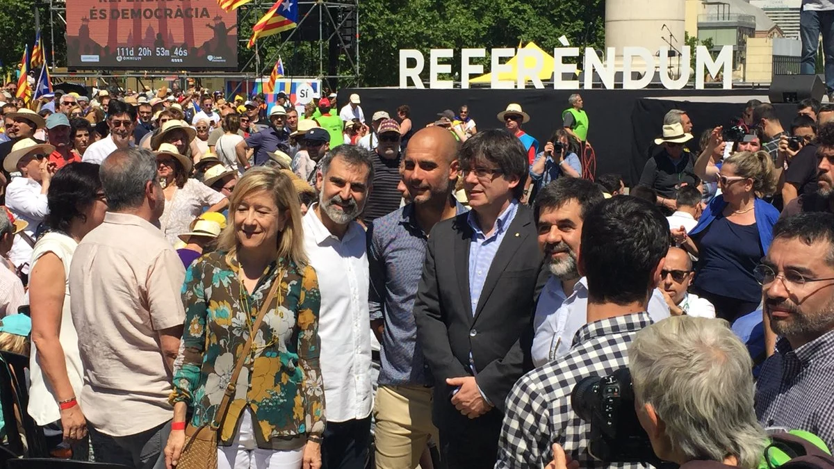 Josep Guardiola y Carles Puigdemont en el acto de apoyo al referéndum